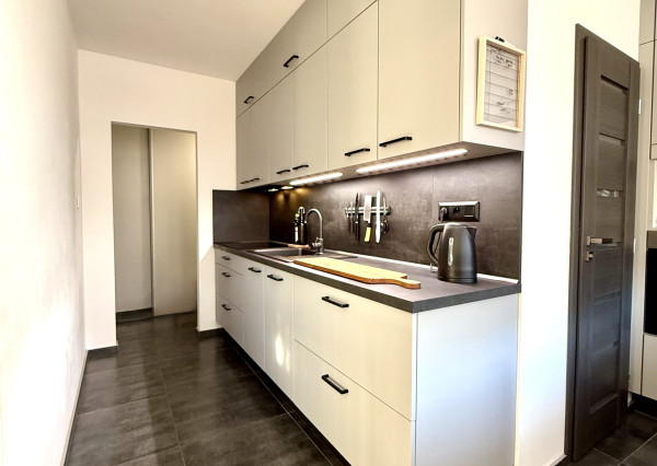 NA PREDAJ – veľký, kompletne zrekonštruovaný 2-izbový byt