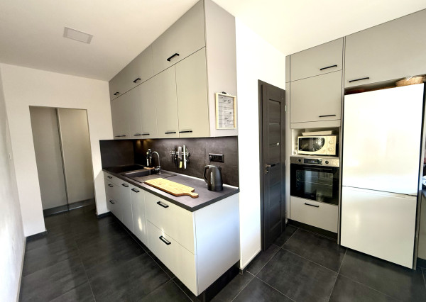 NA PREDAJ – veľký, kompletne zrekonštruovaný 2-izbový byt