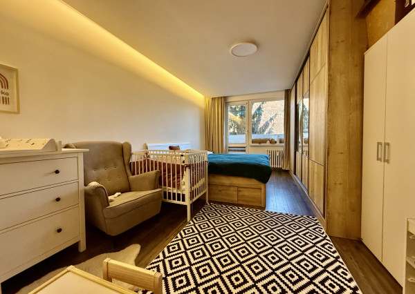 NA PREDAJ – veľký, kompletne zrekonštruovaný 2-izbový byt