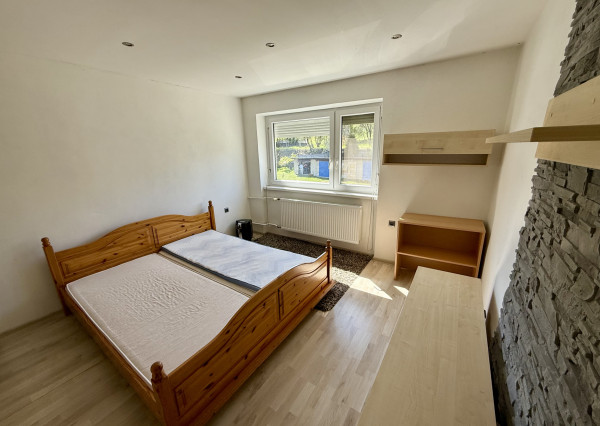 Priestranný 3-i byt s garážou a záhradkou – Pukanec