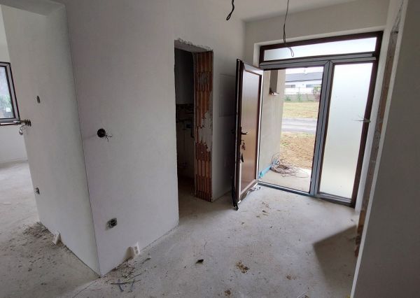 Moderná novostavba v štádiu holodom