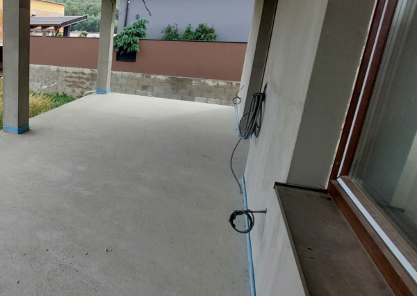 Moderná novostavba v štádiu holodom