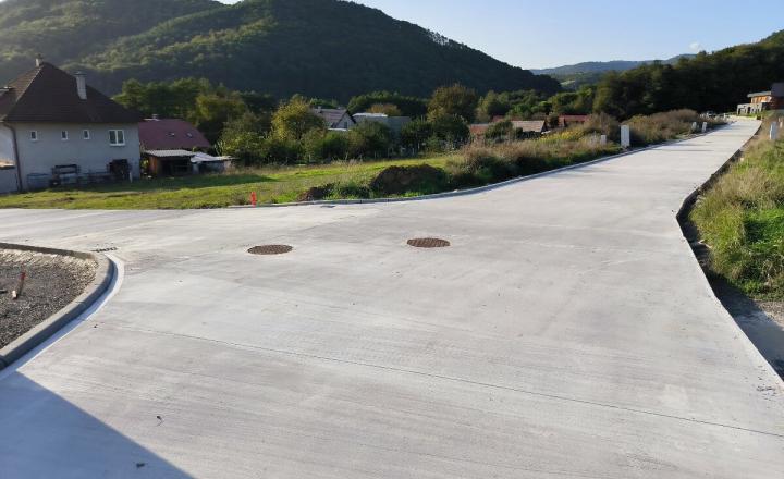 POSLEDNÝ VOĽNÝ slnečný pozemok s výhľadom na okolité hory - fotografia 2