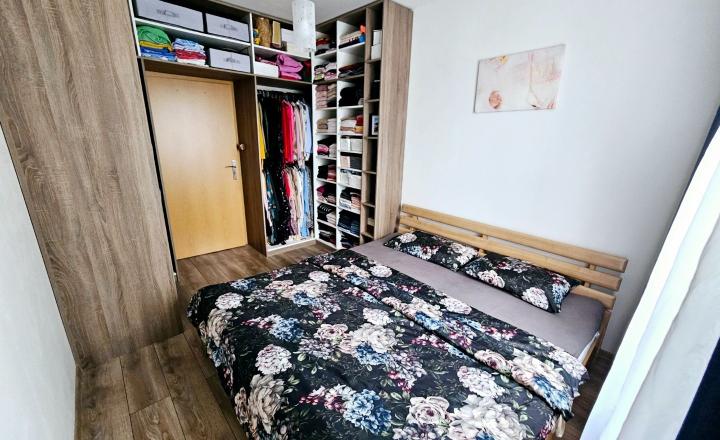 TOP Priestranný zrekonštruovaný byt v Hronseku - fotografia 11
