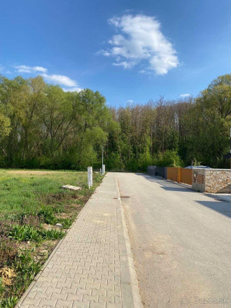 Stavebný pozemok s projektom domu - fotografia 4