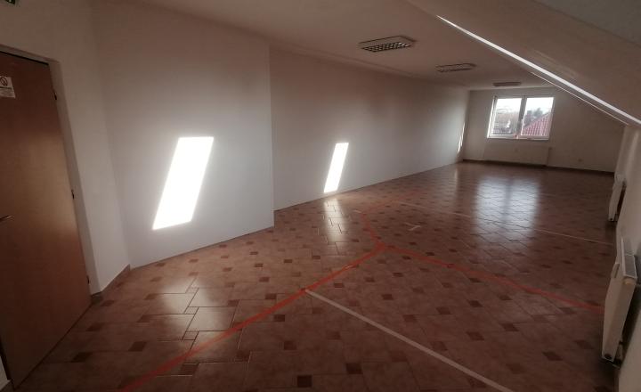 Dvojpodlažná polyfunkčná budova - fotografia 1