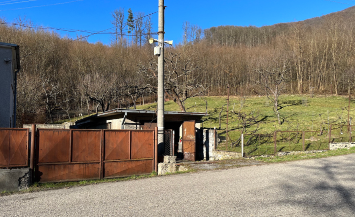 Slnečný pozemok v tichej lokalite pod lesom v lone prírody. - fotografia 2