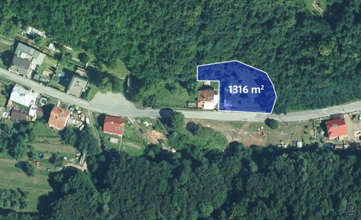Slnečný pozemok v tichej lokalite pod lesom v lone prírody. - fotografia 3