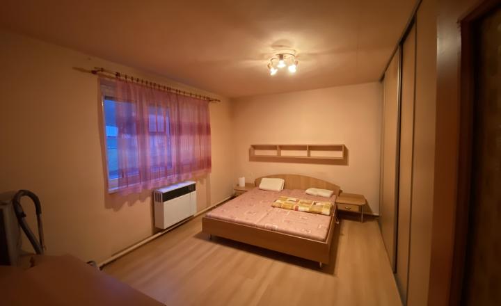 Priestranný 4i byt v Novej Bani s garážou a záhradkou - fotografia 5