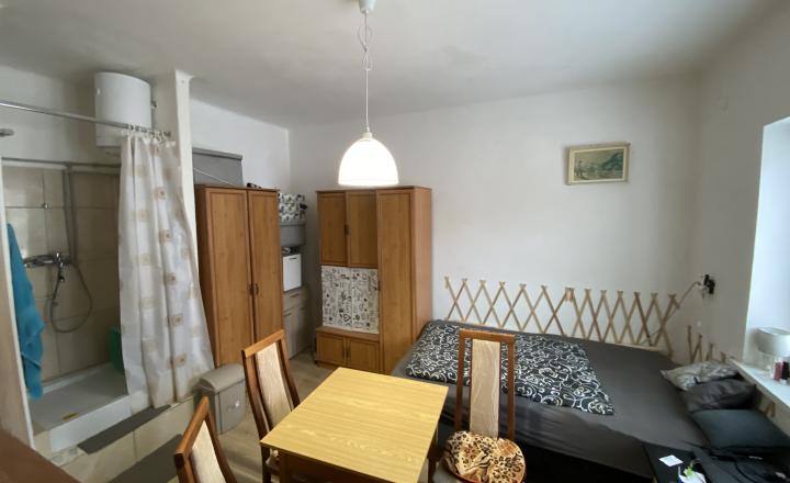 Čiastočne prerobená garsónka v obci Hodruša Hámre - fotografia 3