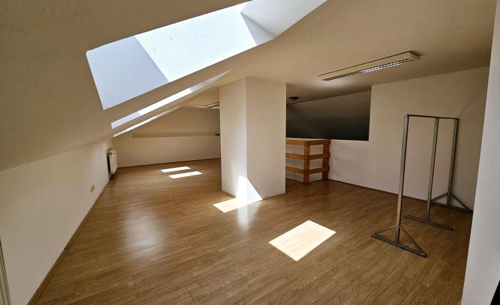 NA PRENÁJOM - mezonet/ ateliér v priamom centre mesta - fotografia 4