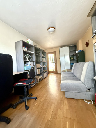 REZERVOVANÝ - Priestranný rodinný dom na slnečnom pozemku 2 170 m² - fotografia 5