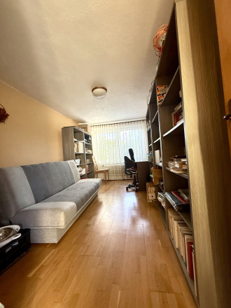 REZERVOVANÝ - Priestranný rodinný dom na slnečnom pozemku 2 170 m² - fotografia 7