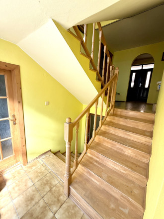 REZERVOVANÝ - Priestranný rodinný dom na slnečnom pozemku 2 170 m² - fotografia 8