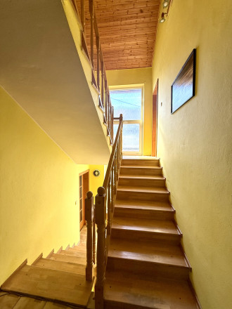 REZERVOVANÝ - Priestranný rodinný dom na slnečnom pozemku 2 170 m² - fotografia 13