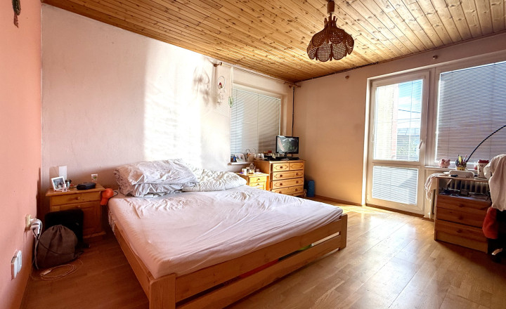 REZERVOVANÝ - Priestranný rodinný dom na slnečnom pozemku 2 170 m² - fotografia 17
