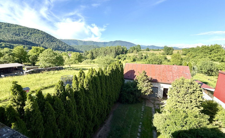 REZERVOVANÝ - Priestranný rodinný dom na slnečnom pozemku 2 170 m² - fotografia 18