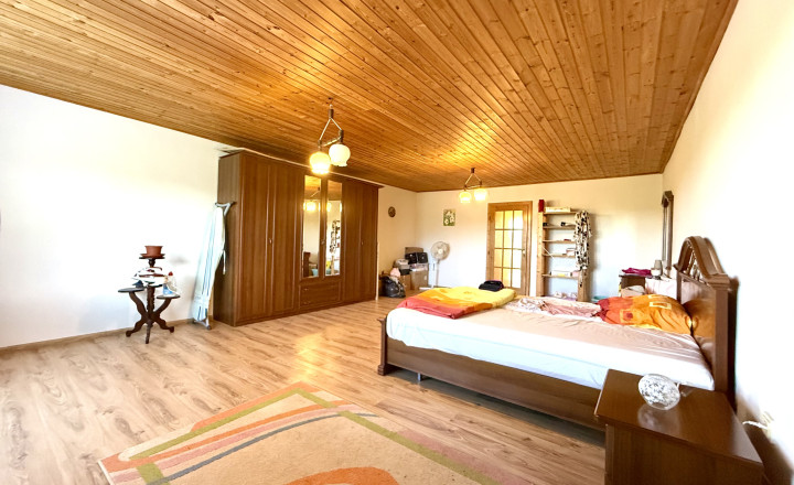 REZERVOVANÝ - Priestranný rodinný dom na slnečnom pozemku 2 170 m² - fotografia 19