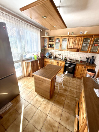 REZERVOVANÝ - Priestranný rodinný dom na slnečnom pozemku 2 170 m² - fotografia 9