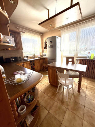 REZERVOVANÝ - Priestranný rodinný dom na slnečnom pozemku 2 170 m² - fotografia 11