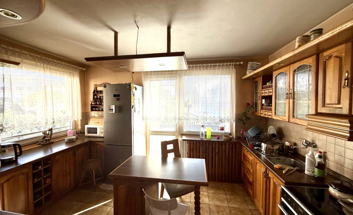 REZERVOVANÝ - Priestranný rodinný dom na slnečnom pozemku 2 170 m² - fotografia 12