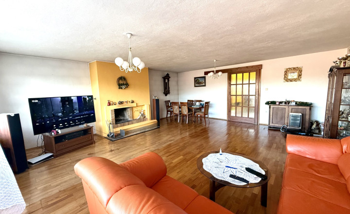 REZERVOVANÝ - Priestranný rodinný dom na slnečnom pozemku 2 170 m² - fotografia 1