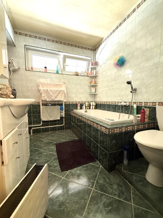 REZERVOVANÝ - Priestranný rodinný dom na slnečnom pozemku 2 170 m² - fotografia 15