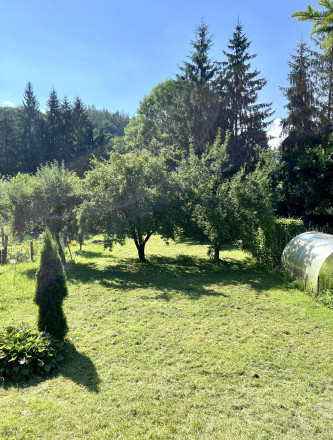 Útulná záhradná chatka s udržiavanou záhradou vo Zvolene - fotografia 10