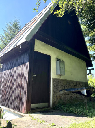 Útulná záhradná chatka s udržiavanou záhradou vo Zvolene - fotografia 3