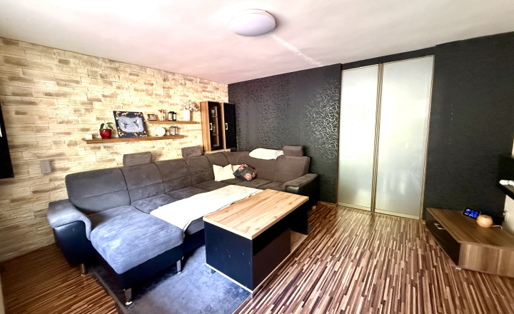 Veľkorysý rodinný dom s pozemkom 1 345 m² - fotografia 1