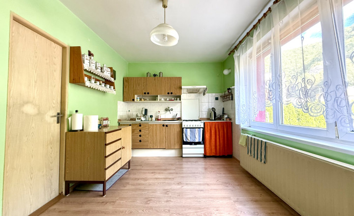 Veľkorysý rodinný dom s pozemkom 1 345 m² - fotografia 18