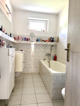 Veľkorysý rodinný dom s pozemkom 1 345 m² - fotografia 15