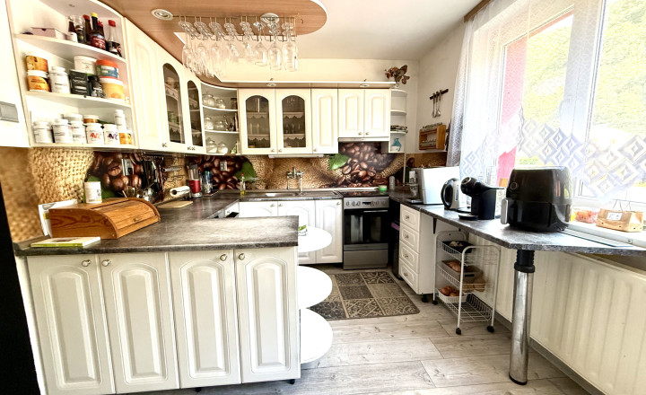 Veľkorysý rodinný dom s pozemkom 1 345 m² - fotografia 7