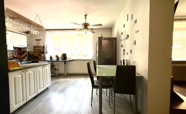 Veľkorysý rodinný dom s pozemkom 1 345 m² - fotografia 9