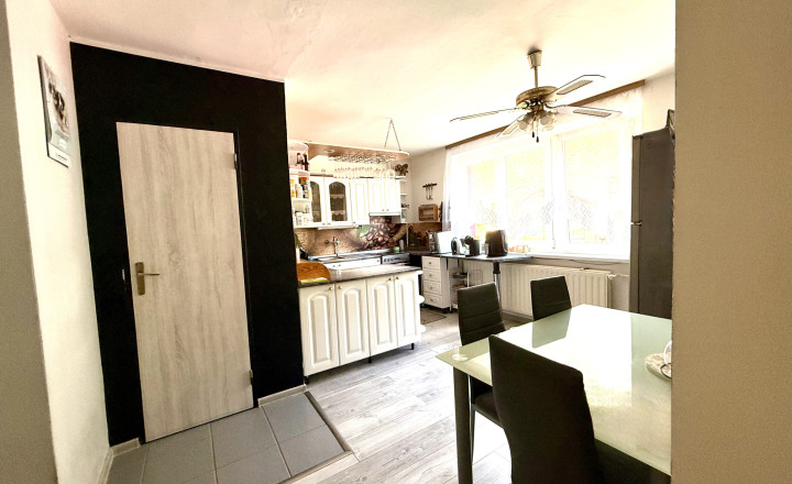 Veľkorysý rodinný dom s pozemkom 1 345 m² - fotografia 8