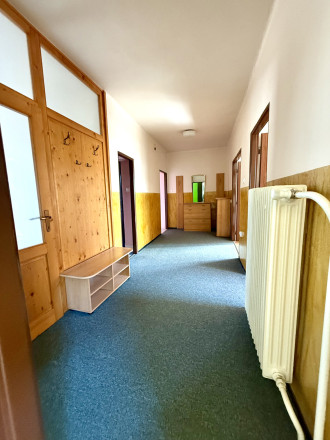 Veľkorysý dom so slnečným pozemkom v Badíne - fotografia 14