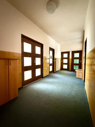 Veľkorysý dom so slnečným pozemkom v Badíne - fotografia 32