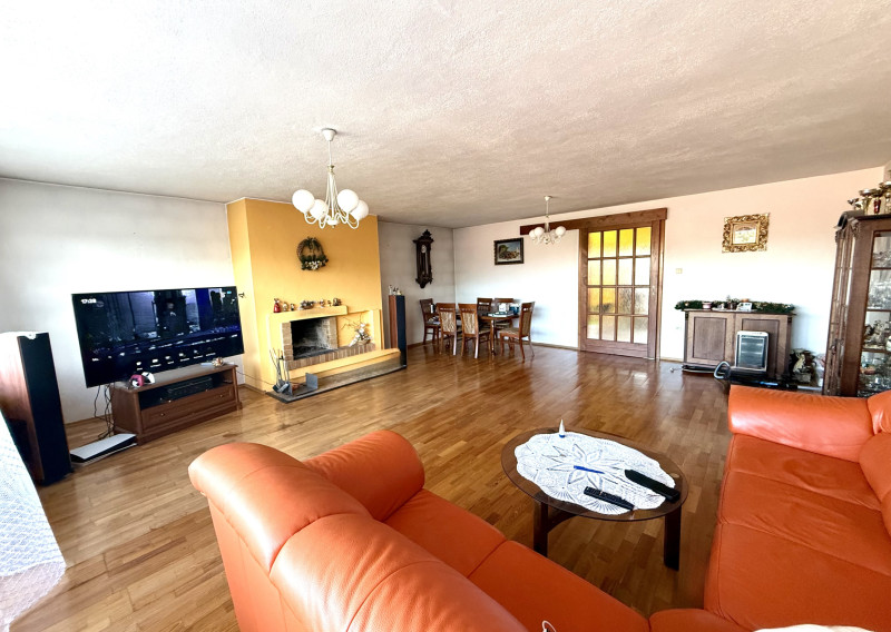REZERVOVANÝ - Priestranný rodinný dom na slnečnom pozemku 2 170 m²