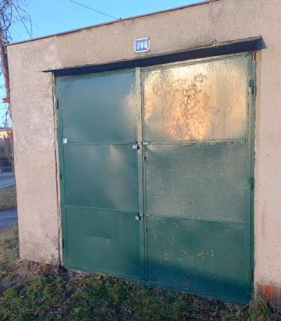 Veľká garáž v Handlovej