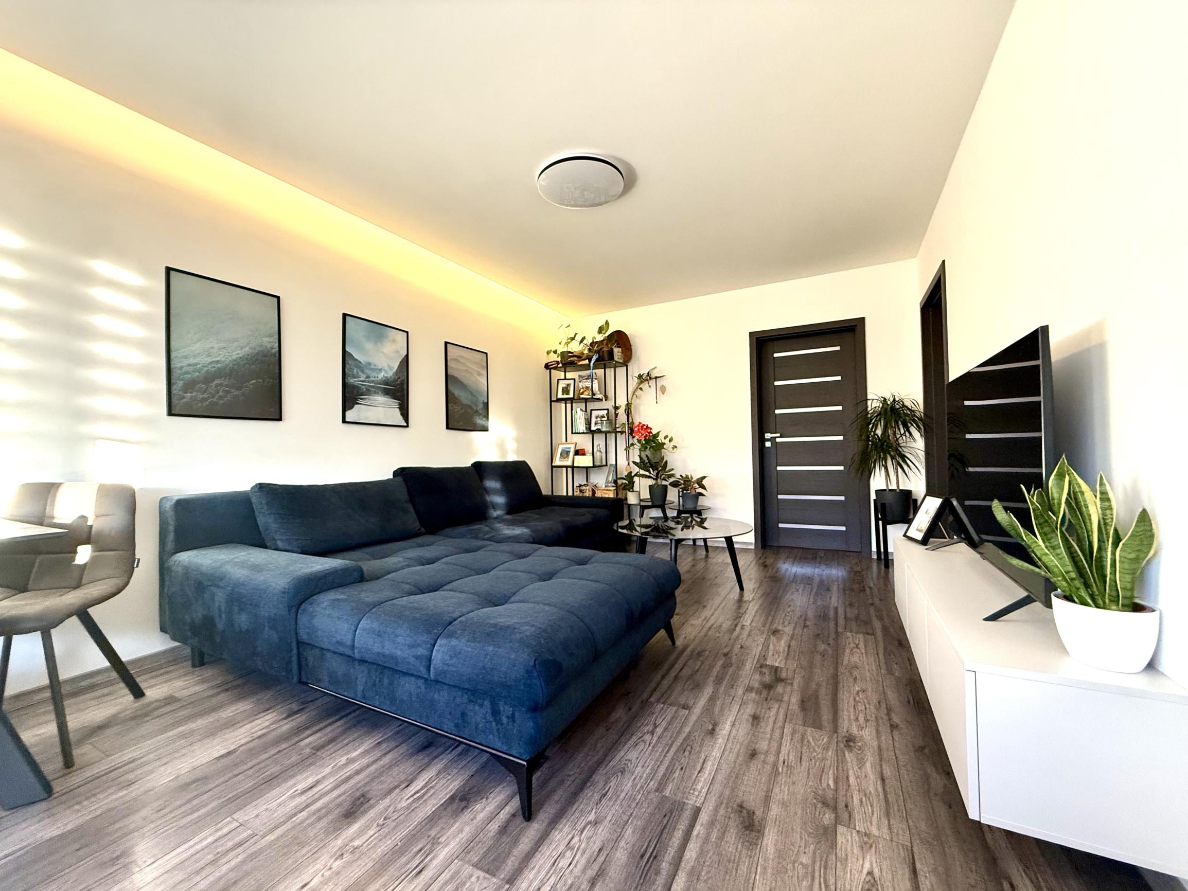 NA PREDAJ – veľký, kompletne zrekonštruovaný 2-izbový byt