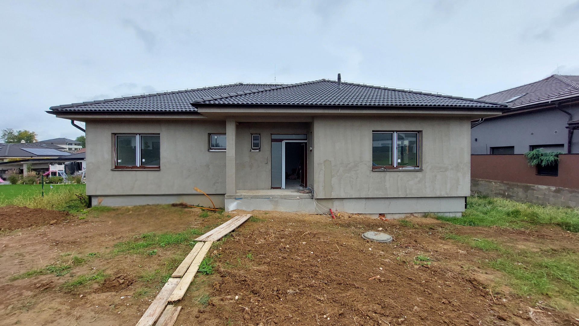 Moderná novostavba v štádiu holodom